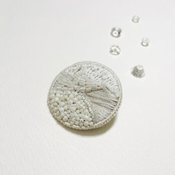 軽くて印象的な手刺繍のブローチ【えん ーenー】L約4㎝白　ホワイトb016