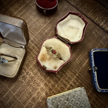 271 ヴィンテージ　唐草に灯る紅い炎　9ctゴールド＆ガーネットリング