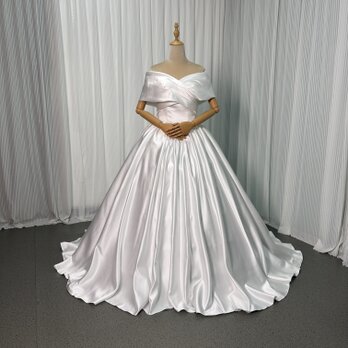 ウェディングドレス オフショルダー 光沢サテン フレアスカート ロングトレーン くるみボタン 結婚式