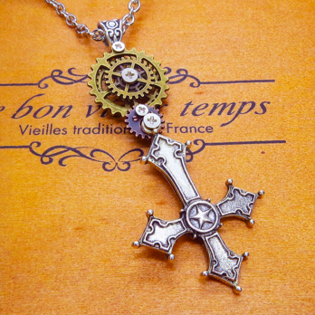 スチームパンク風 歯車とロザリオの多層構造ペンダント・ネックレス ネジ留め可動 アンティークシルバー レジン加工
