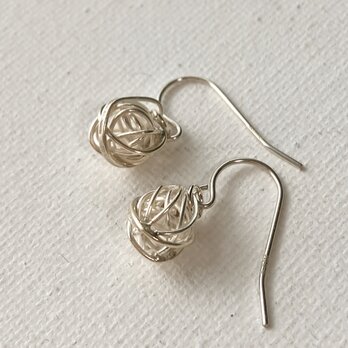 やさしい輝きが耳元でふわりと揺れる、カレンシルバーのワイヤーボールピアス。