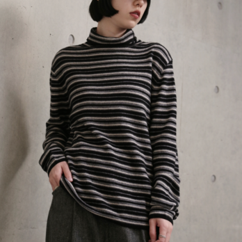 「理想の柔らかさ」の先へ。ヤクのダウンとウール混紡　ボーダーニット タートルネックニット　ブラック　251204-2