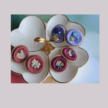 シンプルスワロフスキークリスタルの刺繍ピアス