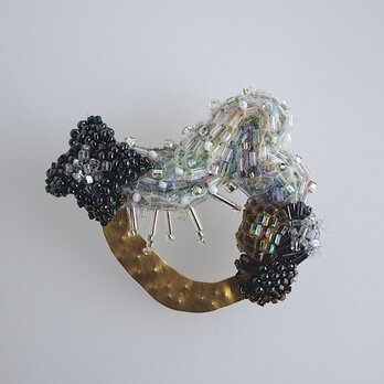 『Milky Way』ヴィンテージビーズと真鍮の羊毛画ブローチ