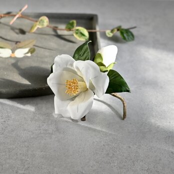 布花　髪飾りにも使える2way椿のコサージュ　白