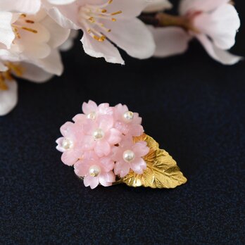 春限定【ブローチ】薄ピンクとパールの桜の花束／真鍮の葉っぱ付（春爛漫）