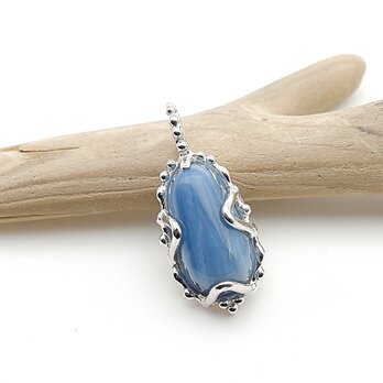 ～しっとりした大人の輝き～　オワイヒーブルーオパールの粒飾りペンダント　天然石アクセサリー　一点物　macari