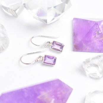 小さな宝石のゆらめき　スタイリッシュなアメジストのピアス　シルバー925 フック　アメシスト　天然石