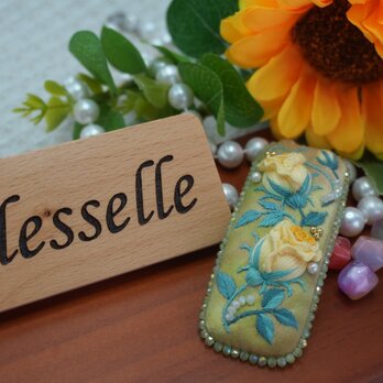 手染めシルクに咲く、二輪のイエロー薔薇 — 一点物の上品ヘアクリップ