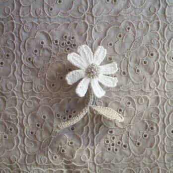 かぎ針で編んだブローチ　可愛いコサージュ　デイジーみたいな一輪のお花　グレー　シルバービーズ