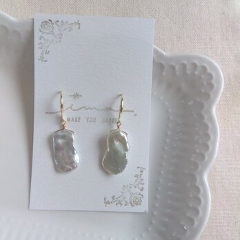 【人気】14kgf 大ぶり淡水ケシパールの花びらピアス