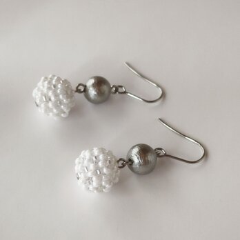 ビーズボールピアス(白×グレー)