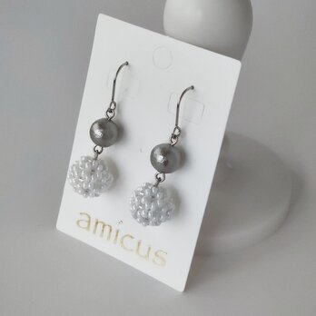 ビーズボールピアス(白×グレー)