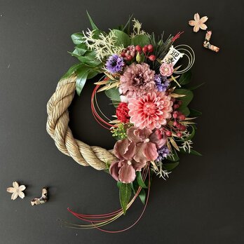 2026年★ピンクのマムと胡蝶蘭のお正月飾り　しめ飾り　お正月飾り　しめ縄飾り　マム　胡蝶蘭　モーブ　水引　賀正　ピオニー