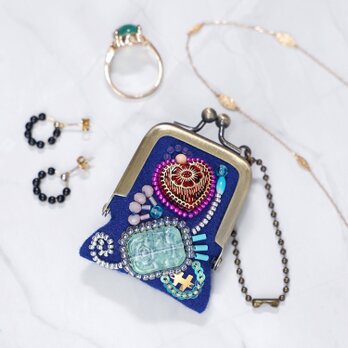 小さなビーズ刺繍のがま口 No.87｜ブルー×ウール｜ネックレス・バッグチャームにも｜アクセサリーケース｜一点物