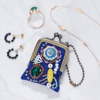 小さなビーズ刺繍のがま口 No.88｜ブルー×ウール｜ネックレス・バッグチャームにも｜アクセサリーケース｜一点物