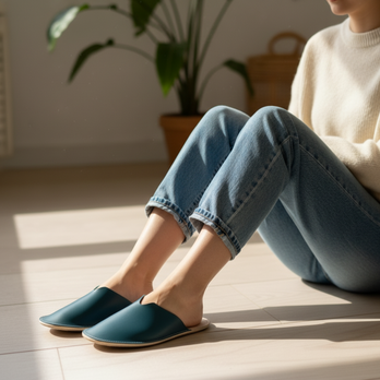 イタリアンレザーのルームシューズ｜ターコイズブルー × ヌメ革｜経年変化を楽しむ室内履き