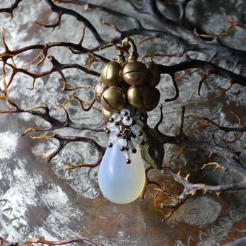 ホワイトウエディングビーズとたわわな鈴＆ムーンストーン、アフガンパーツのペンダントトップ