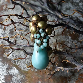 青磁色ウエディングビーズとたわわな鈴＆アマゾナイト、アフガンパーツのペンダントトップ