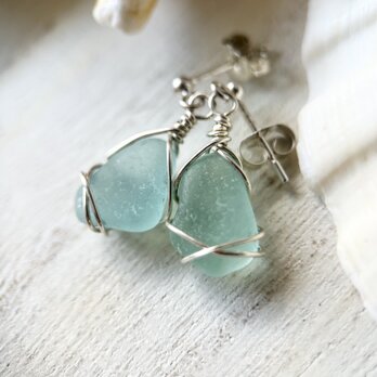 《スターリングシルバー/Silver925》空色シーグラスの揺れるスタッズピアス―いろんな空の色と共に―のコピー