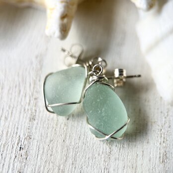 《Silver925》小さなミントグリーンシーグラスが揺れるスタッズピアス