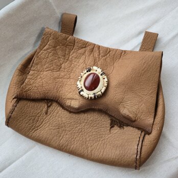 鹿革のメディスンポーチ レッドアゲートの鹿角コンチョ