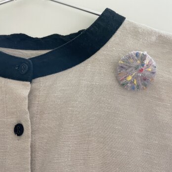 【虹のしずく】軽くて存在感あるブローチ