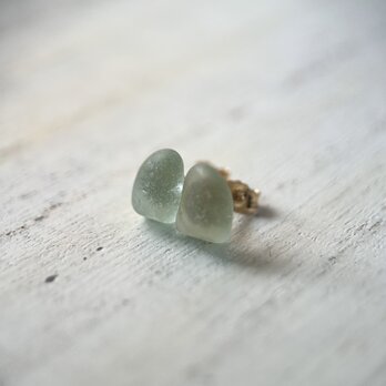 《14kgf》小さな空色シーグラスのスタッズピアス