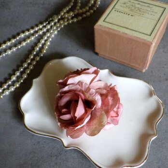 横顔を引き立てるバラのコサージュ■ 3輪のプチローズ ■ ダークモーブ