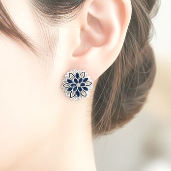 紙のつまみ細工 1gのピアス 「 白と紺の菊/ダリア 2cmサイズ 」 チタン製 軽い ネイビー ★金属アレルギー対応