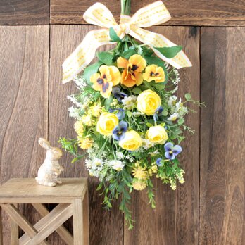 春スワッグ  －ビオラ・パンジー－ラナンキュラスと小花を束ねて －