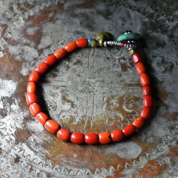 ナガ族グラスコーラルビーズ、ターコイズブルーシェブロン、oldオリッサブラスのブレス（ターコイズビーズ留め金）