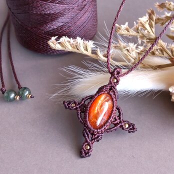 輝きあふれるサンストーンのマクラメネックレス