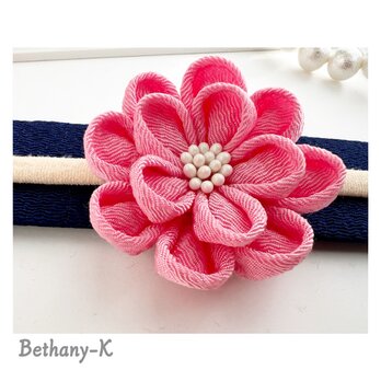 初節句・お食い初めに人気！ ◆4.5cmカメリア(下がり無し)◆ローズピンク色のママでも簡単につけられるつまみ細工