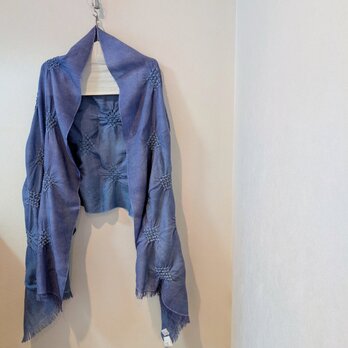 刺しゅうを散りばめた大判ウールストール～ブルーのグラデーションmixカラーと立体刺しゅうが特徴です