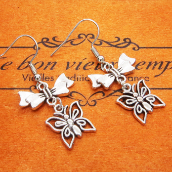 アンティークシルバー 蝶とリボンのピアス バタフライ 蝶々 シンプル　コンパクト シンメトリー サージカル可