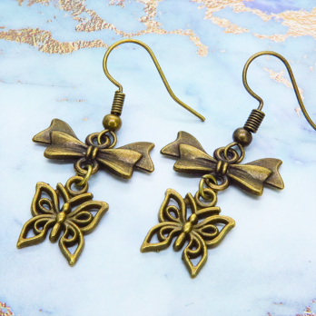 アンティークゴールド 蝶とリボンのピアス バタフライ 蝶々 シンプル コンパクト シンメトリー