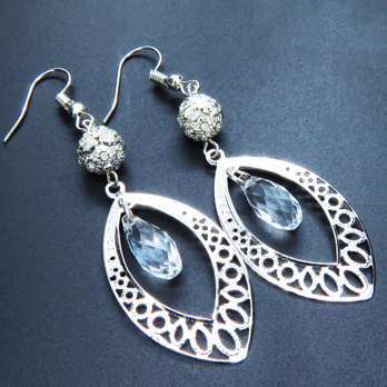 シルバーカラー ティアドロップ（しずく型）のピアス ラインストーン ガラス メタルビーズ サージカル可