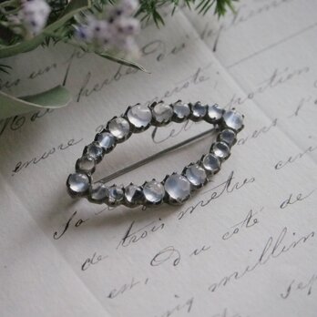 白く透き通るストーンのブローチ