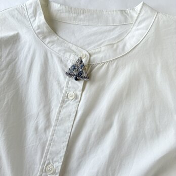 薄墨色の冬景色　冬のグレーが好きになる　草木染め糸を使った三角刺繍ブローチ