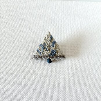 薄墨色の冬景色　冬のグレーが好きになる　草木染め糸を使った三角刺繍ブローチ