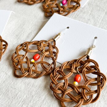 ラタンの結びの耳飾り