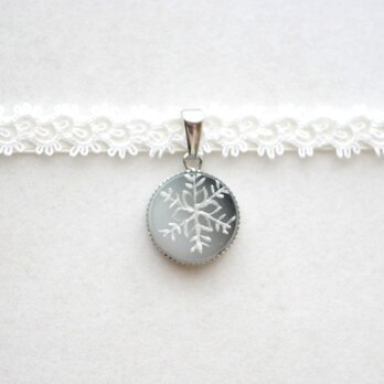 【受注製作】レジンアート　ラウンドモチーフとタティングレースとサテンリボンのチョーカー〈雪の結晶・グレー〉