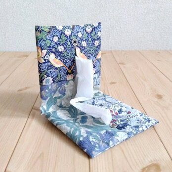 V&Aウィリアムモリス　パッチワークの携帯ティッシュケース　ボックスティッシュから詰替え　いちご泥棒他　ブルー系　556