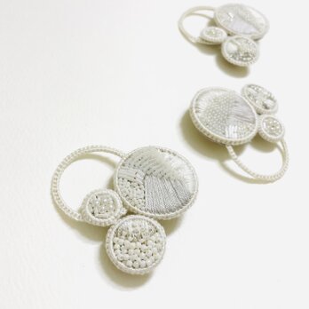 軽くて印象的な手刺繍のブローチ【えん ーenー】Lサイズ淡水パール　ホワイトb015