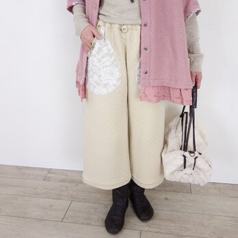 ふんわりベージュキルトニット × ローズポケットのキュロット