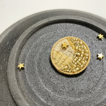【月】軽くて印象的な手刺繍のブローチ