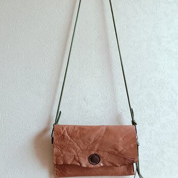 スマホショルダー　ポシェット　横長　濃いベージュ　オイルワックスレザー