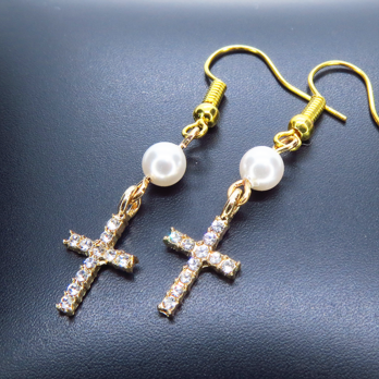 ラインストーンを散りばめたゴールドカラーのロザリオとスワロフスキーパールを組み合わせた可愛いピアス