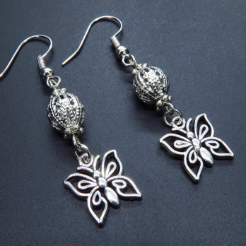 アンティークシルバー 蝶（バタフライ）とメタルビーズを組合せたコンパクトなピアス
